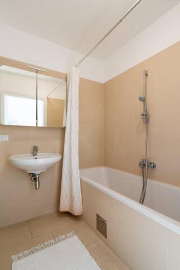 Near Lake Fully Furnished Beautiful Apartment Wien Exteriör bild